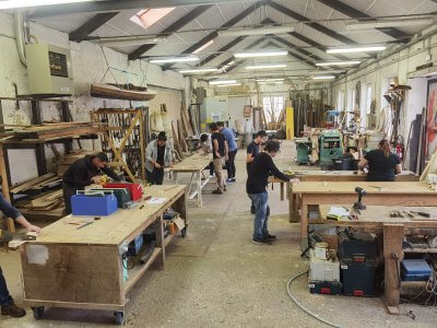 Photo d'un atelier bois avec quelques personnes travaillant